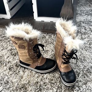 Girls youth Sorel snow & rain boots. In excellent used condition.